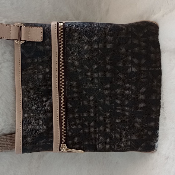 Michael Kors Cross Body Bag - Picture 2 of 10